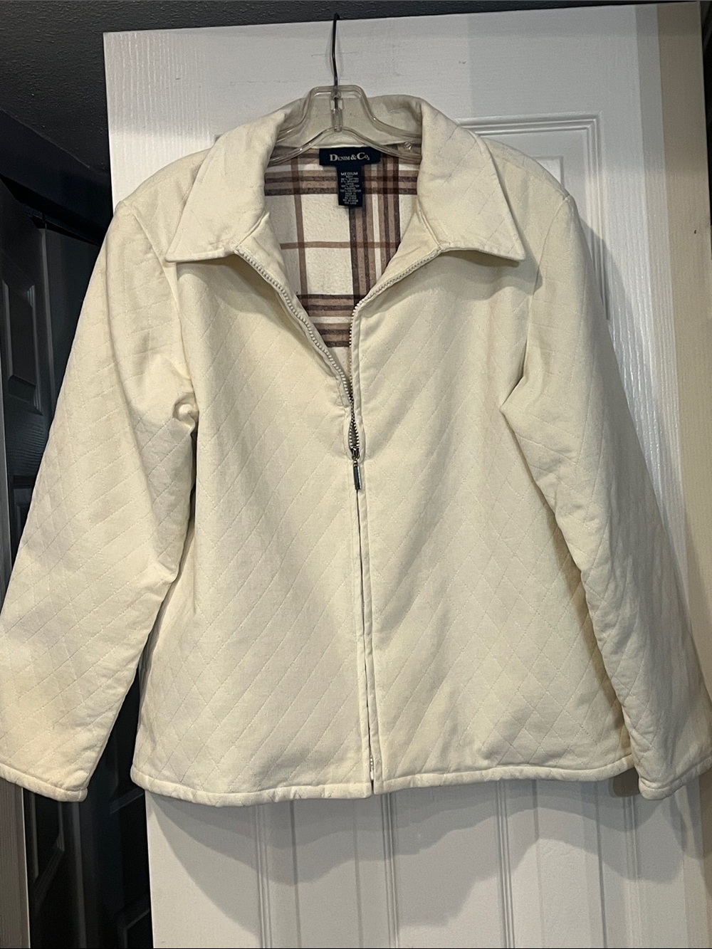 Denim & Co Quilted Cream Zip-Front Jacket. Plaid lining, pockets Sz. M. Like New